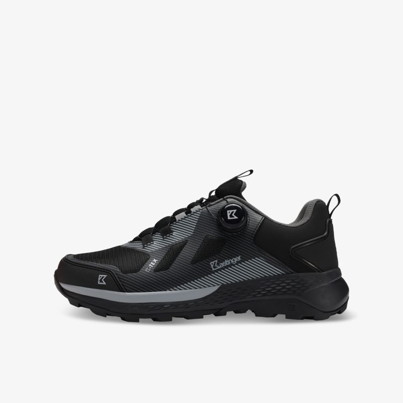 Moderner schwarzer Sportschuh mit robuster Sohle und atmungsaktivem Material, ideal für Outdoor-Aktivitäten