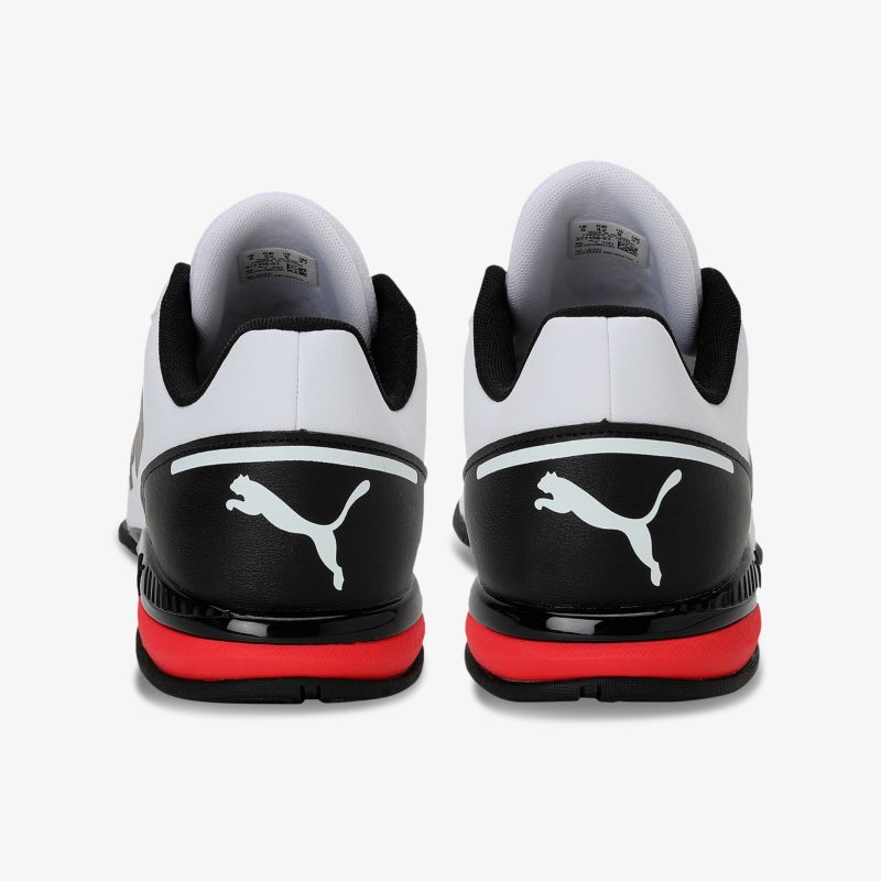 Robuste und stylische Sportschuhe mit rot-schwarzem Akzent und modernem Design.