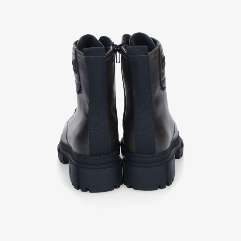 Schwarze robuste Ankle Boots aus Leder mit Reißverschluss hinten und profilierter Sohle für hohen Tragekomfort