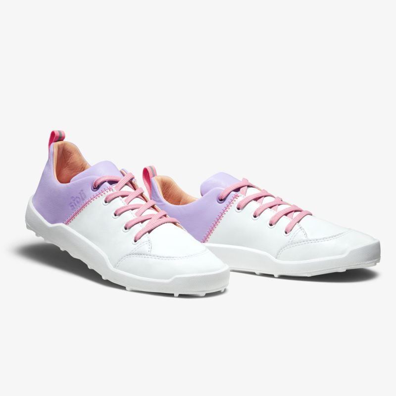 Moderne weiße Freizeitschuhe mit lila und pinken Akzenten und sportlichem Design.