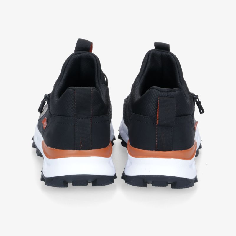 Moderne Sneakers mit rutschfester Sohle, ideal für Alltag und Sport. Komfort und Stil in perfekter Kombination.