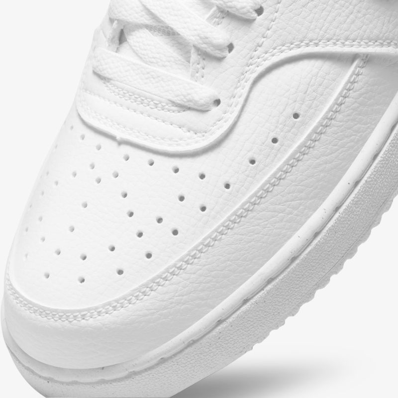 Eleganter weißer Sneaker in Lederoptik mit perforiertem Design für optimalen Tragekomfort.