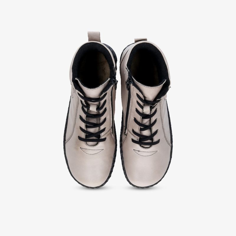 Beige Schuhe Paar mit robuster Sohle und schnürsenkeln in moderner, angenehmer Passform, bequem und strapazierfähig.