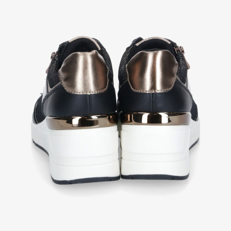 Rückansicht von Plateau-Sneakers mit weißem Keilabsatz und glänzenden Metallic-Details für stilvollen Komfort