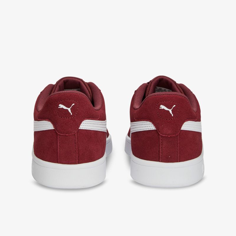 Klassische Sportschuhe in Rot mit weißem Akzent, perfekte Kombination aus Stil und Komfort für den täglichen Gebrauch.