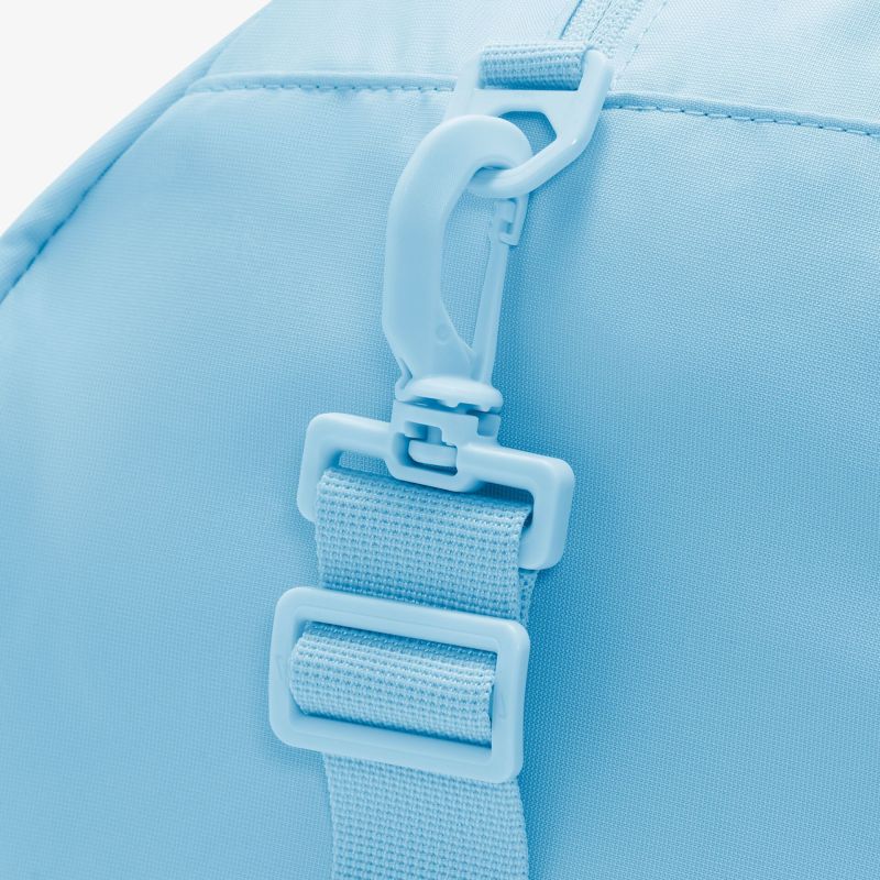 Hellblauer Rucksack mit robustem Clip-Verschluss und verstellbarem Gurt für vielseitige Einsatzmöglichkeiten.