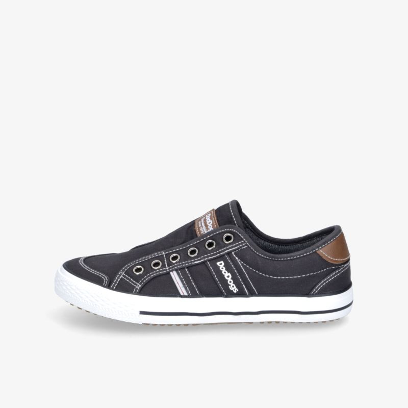 Bequemer schwarzer Sportschuh mit weißer Sohle und robustem Material, seitliche Ansicht, ideal für Alltag und Freizeit