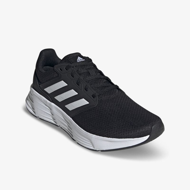 Moderner schwarzer Sportschuh mit ikonischen Streifen und gepolsterter Sohle für ultimativen Komfort beim Laufen.