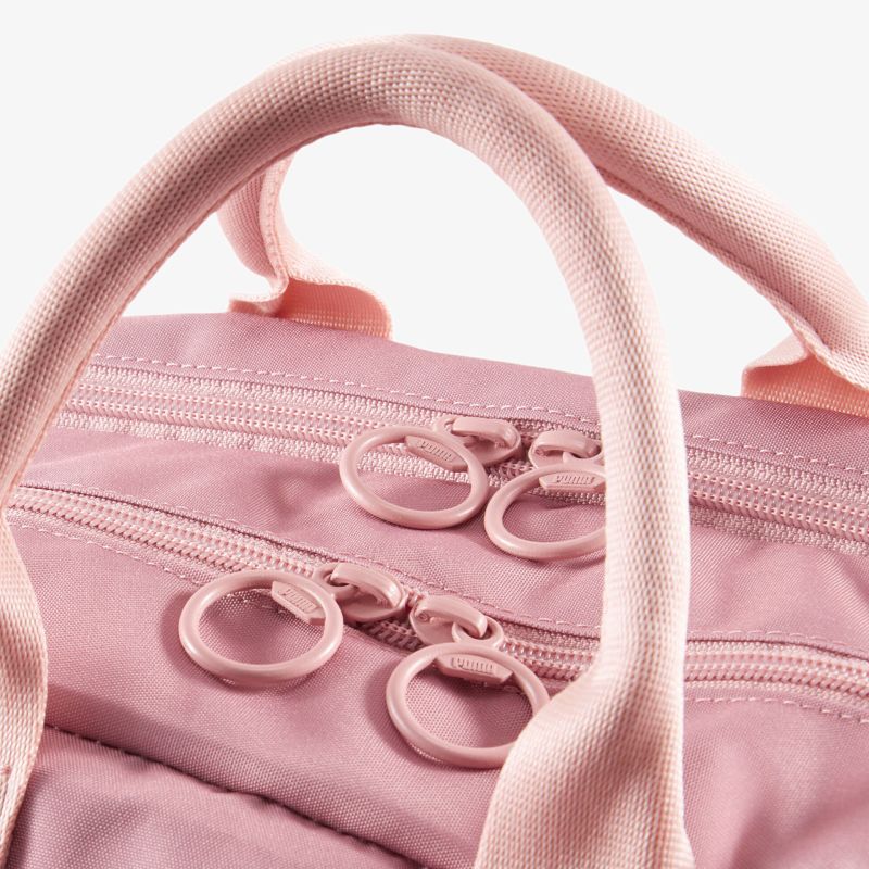Elegante rosa Tasche mit mehreren Reißverschlüssen und schlankem Design, ideal für den täglichen Gebrauch.