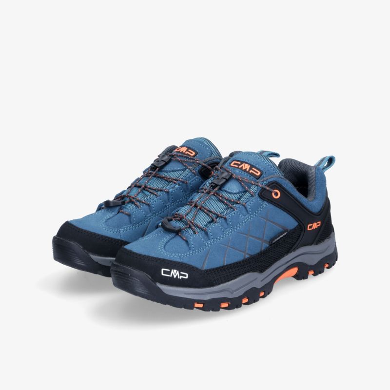 Blaue Sportschuhe mit robuster Sohle und atmungsaktivem Material für Outdoor-Aktivitäten.