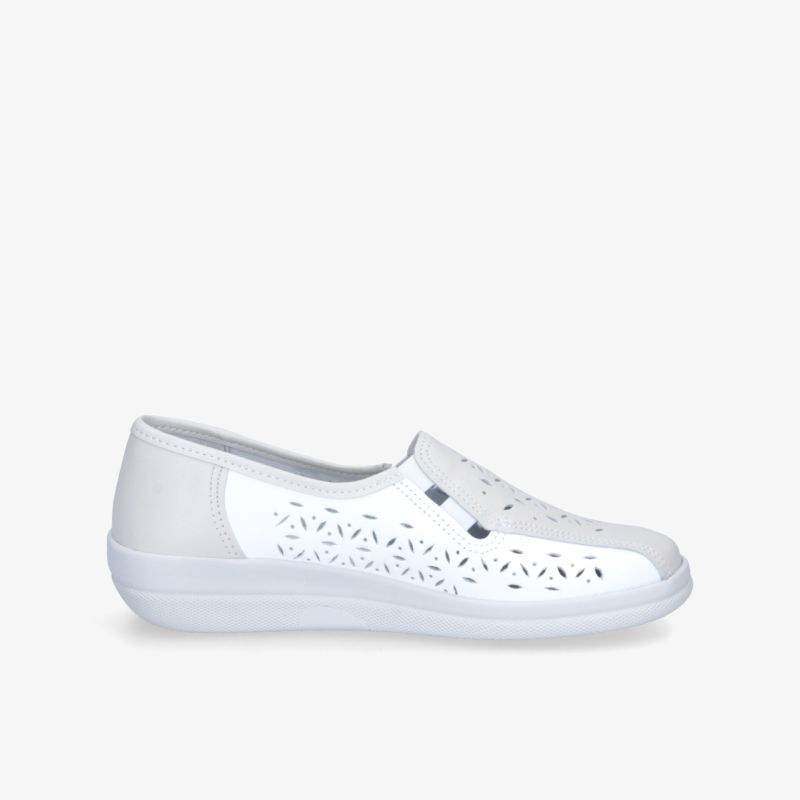 Weißer Slipper mit atmungsaktiven Perforationen, flexiblem Material und bequemem Slip-on-Design, seitliche Ansicht