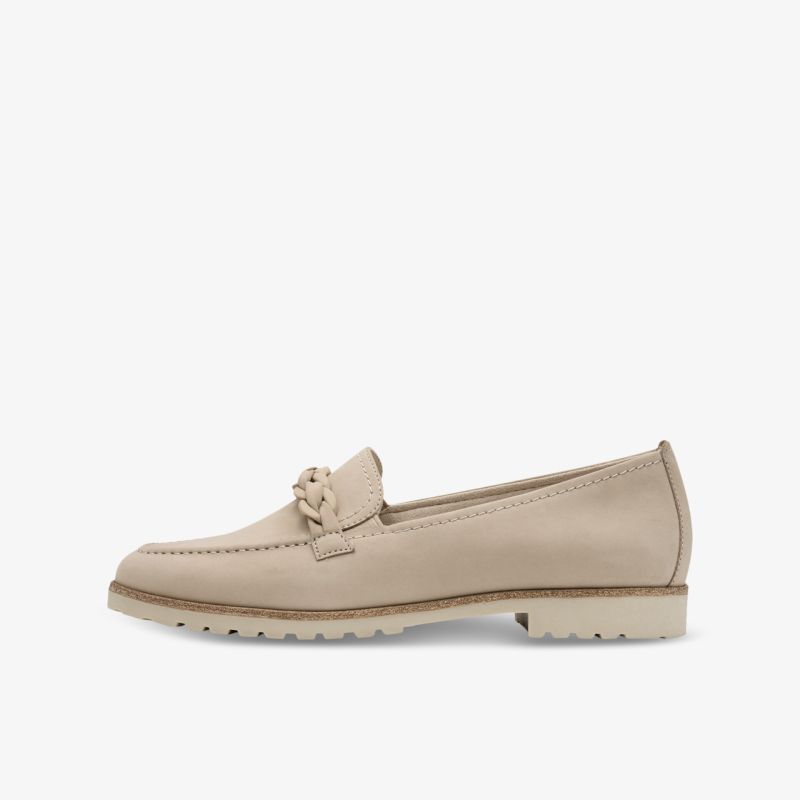 Beiger klassischer Loafer mit rutschfester Sohle und elegantem Design in klarer Seitenansicht