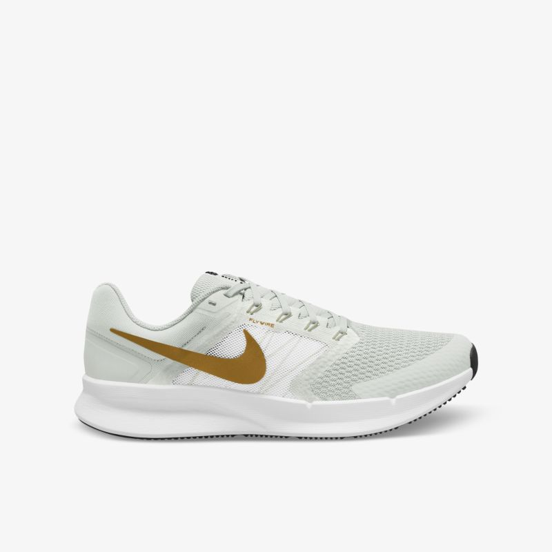 Moderner Sneaker mit elegantem Design und auffälligem Swoosh-Logo, perfekt für sportliche Aktivitäten.
