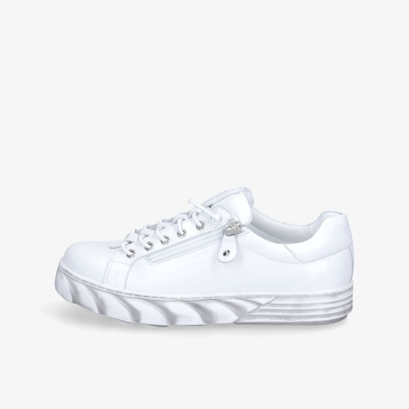 Moderner weißer Sneaker mit Schnürung und sportlichem Design für vielseitige Alltagslooks.