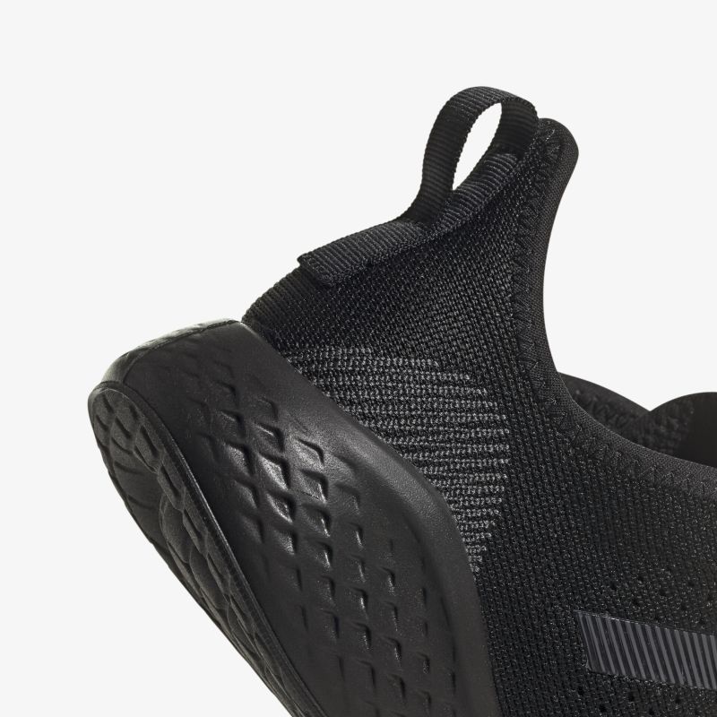 Schwarzer Schuh mit rutschfester Sohle und atmungsaktivem Mesh-Design für ultimativen Komfort.