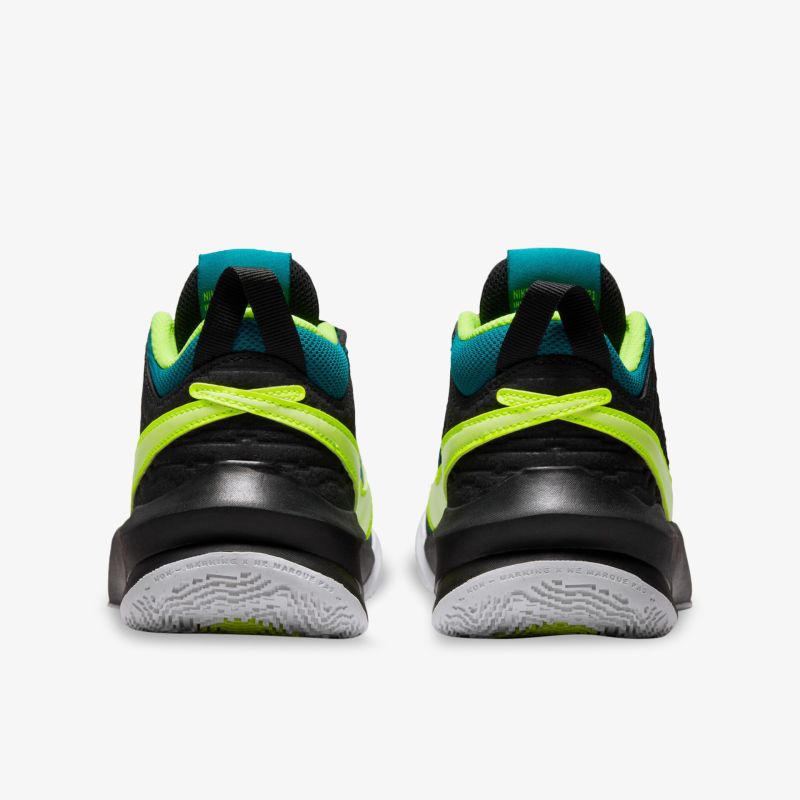 Rückansicht moderner Sportschuhe in Schwarz mit leuchtenden Farben und rutschfester Sohle