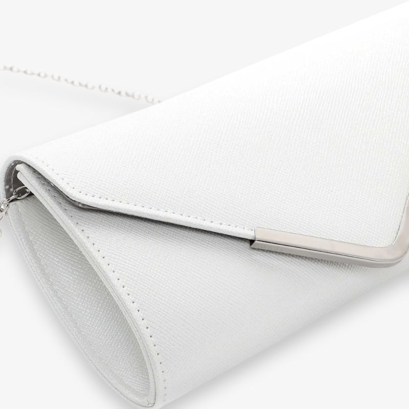 Elegante weiße Clutch mit glänzendem Metallakzent und Kettenschließe, ideal für stilvolle Anlässe.