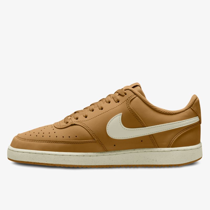 Seitliche Ansicht eines braunen Sneakers mit weißer Sohle, sportliches und bequemes Design