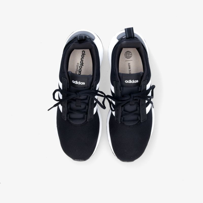 Schwarze Sportschuhe aus leichtem Material für optimalen Tragekomfort und moderne Optik.