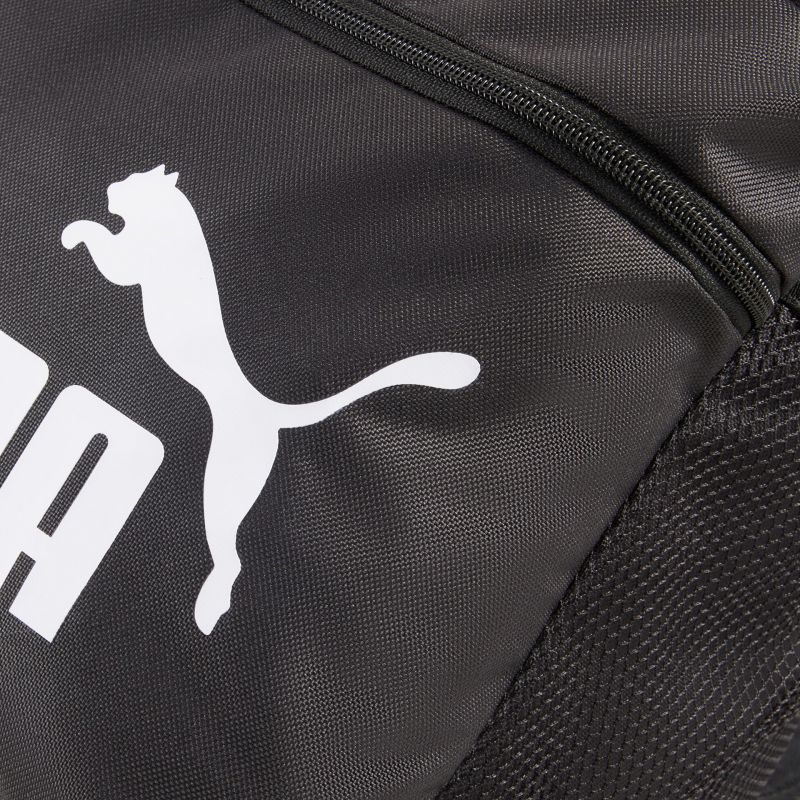 Detailaufnahme eines sportlichen schwarzen Rucksacks mit markantem Logo und strapazierfähigem Material.