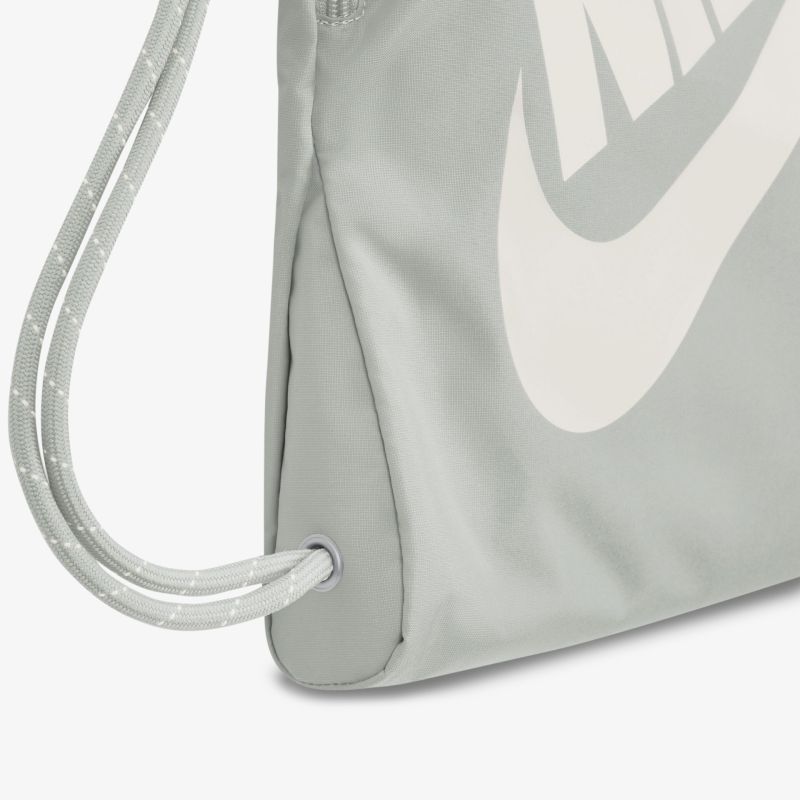 Stilvolle Tasche mit großem Logo, ideal für den täglichen Gebrauch