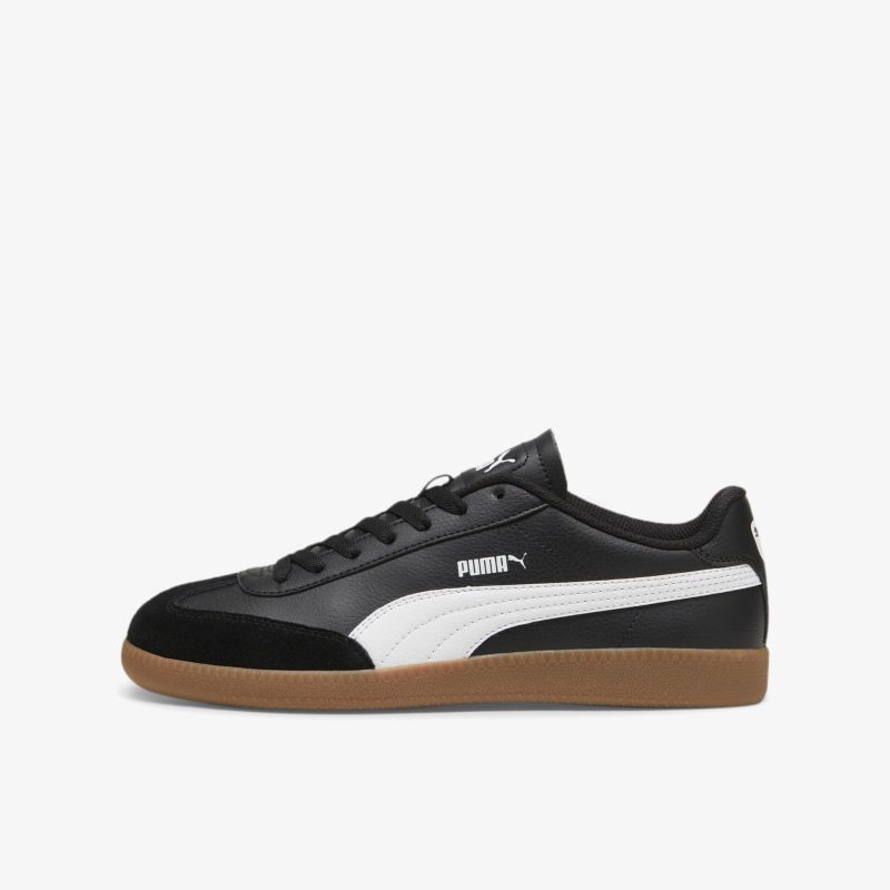 Schwarzer sportlicher Sneaker mit weißem Puma Logo und brauner Gummisohle in klarer Seitenansicht