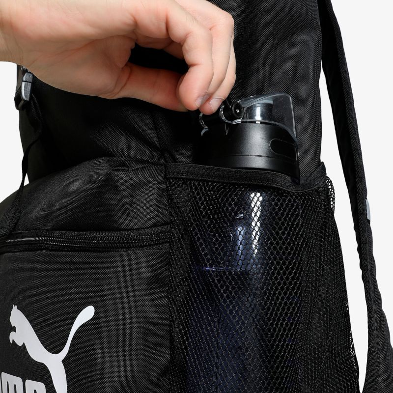Detailansicht eines Rucksacks mit seitlichem Netzflaschenfach und Griff, einfacher Zugang, robuster Stoff