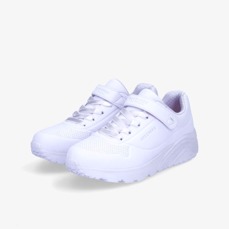 Elegante weiße Sneaker mit Klettverschluss für optimalen Komfort und Stil, ideal für vielfältige Freizeitaktivitäten.