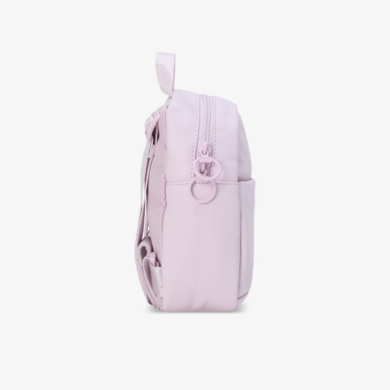 Seitenansicht eines lila Rucksacks mit Reißverschlussfach, kompakt und funktional, modernes Design