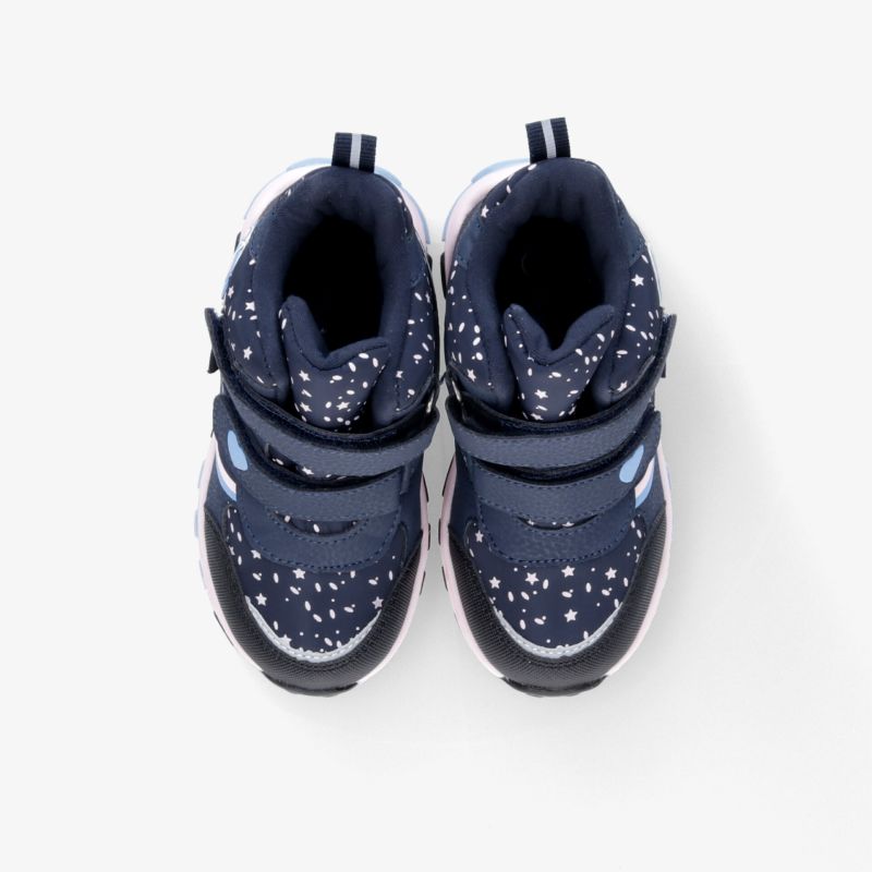Stylische, blaue Sneakers mit Sternenmuster und Klettverschlüssen für optimalen Tragekomfort.