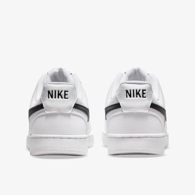 Klassische weiße Nike Sneaker von hinten. Moderner und sportlicher Look, ideal für Freizeit und Mode.