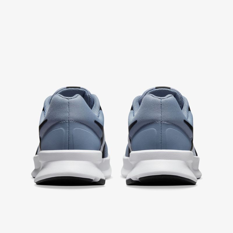 Moderne Sportschuhe mit elegantem Design und rutschfester Sohle für optimalen Komfort und Unterstützung.