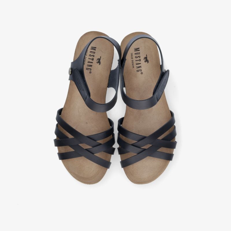 Bequeme schwarze Sandalen mit Lederriemen und gepolstertem Fußbett für optimalen Tragekomfort.