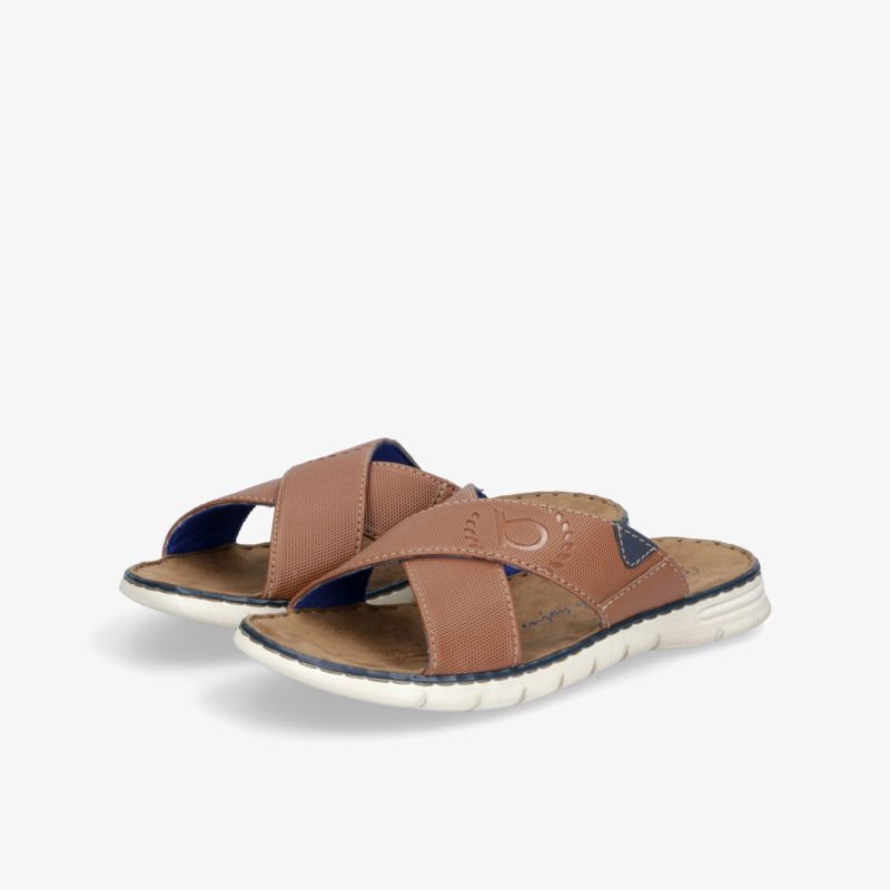 Bequeme braune Sandalen mit Kreuzriemen und rutschfester Sohle für leichten Tragekomfort.