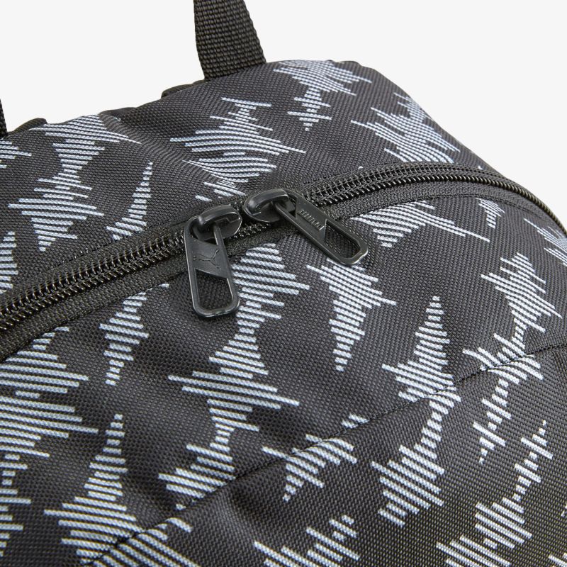 Stylischer Rucksack mit auffälligem Muster und robustem Reißverschluss für den täglichen Gebrauch.