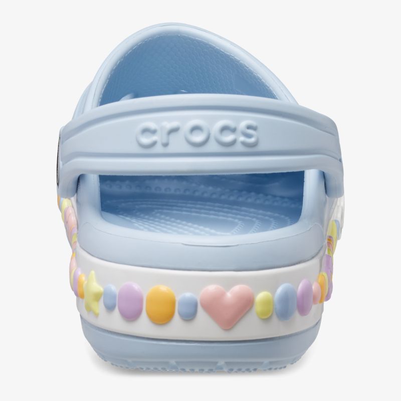 Hinteransicht eines blauen Clogs mit bunten Herz- und Formenverzierungen, perfekt für Stil und Komfort.