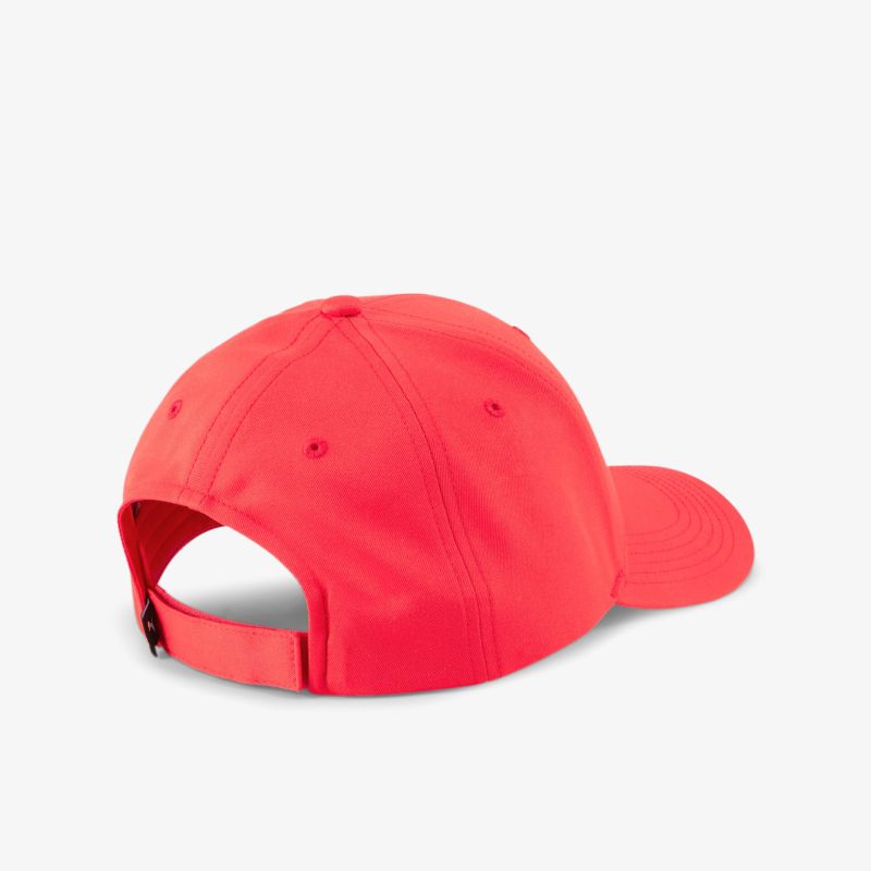 Rote Kappe mit verstellbarem Verschluss für perfekten Sitz und stilvolles Design. Ideal für Freizeit und Sport.