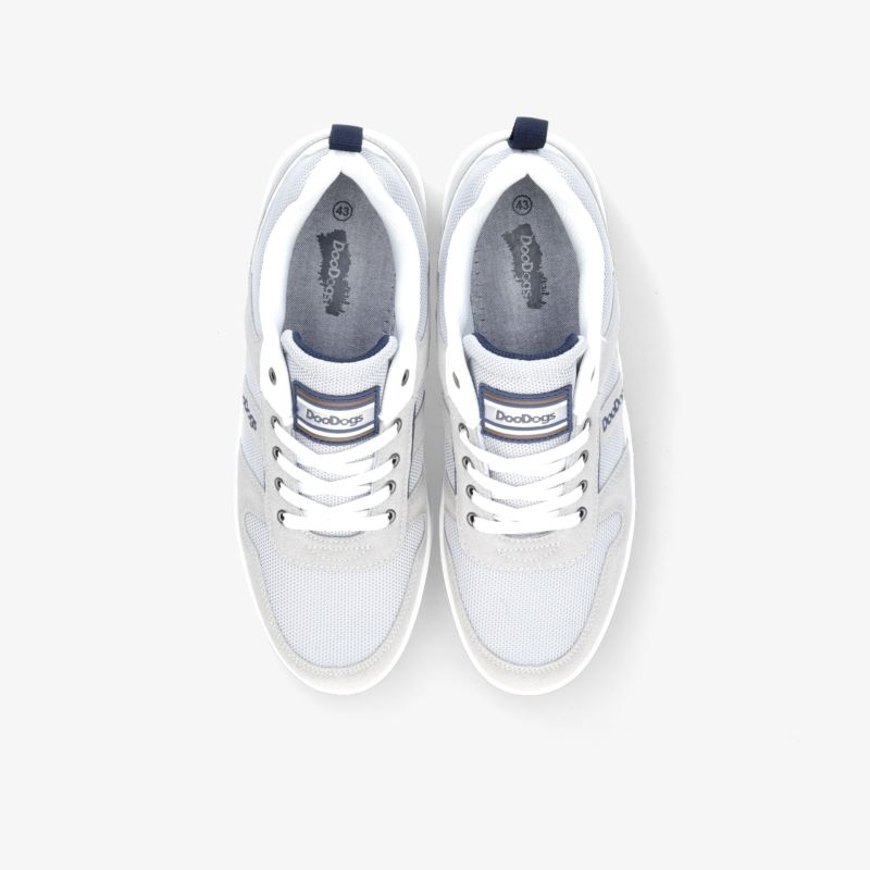 Moderne weiße Sneaker mit bequemer Passform und stilvollem Design, geeignet für den täglichen Gebrauch.