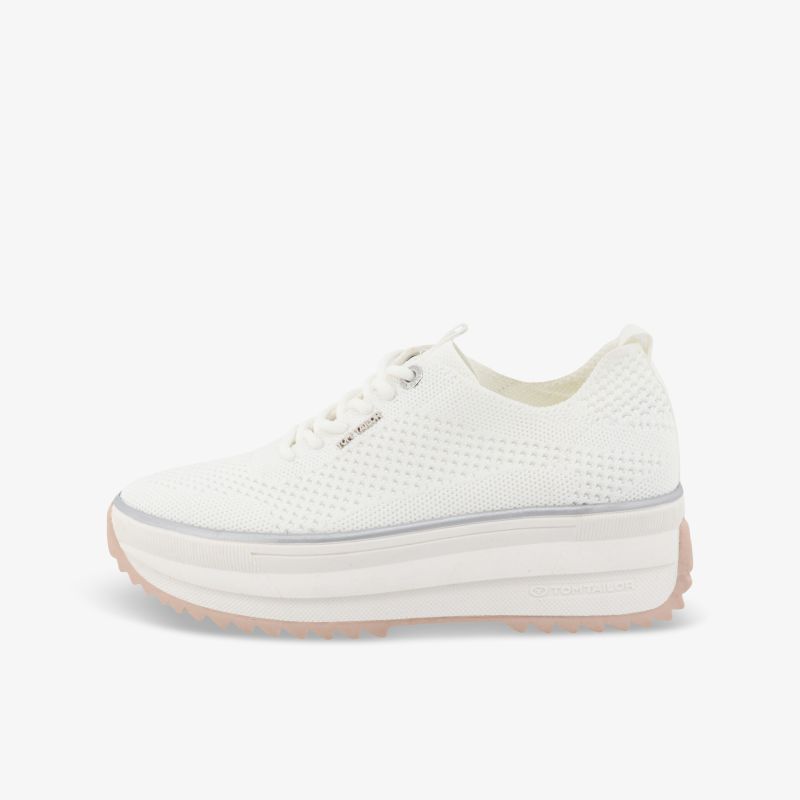 Weißer Sneaker mit dicker Plateau-Sohle und atmungsaktivem Obermaterial in klarer Seitenansicht