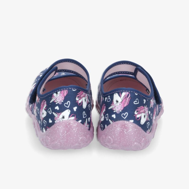 Bunte Kinderschuhe mit Einhorn-Design, bequem und strapazierfähig, zeigen die Rückseite der Schuhe.