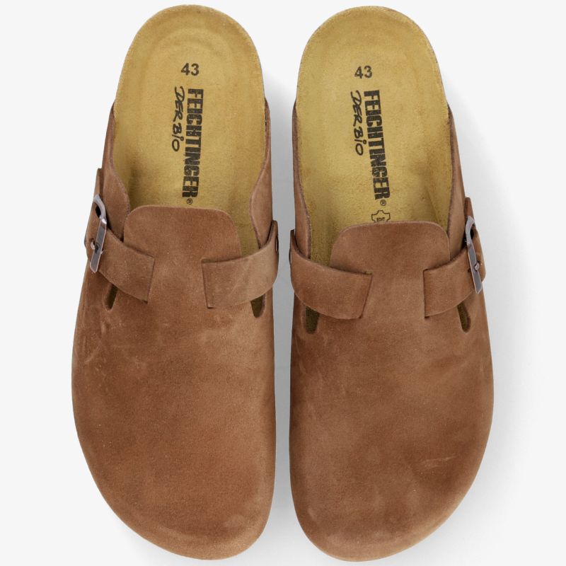 Bequeme braune Lederclogs als Paar von oben mit verstellbaren Riemen und rutschfester Sohle