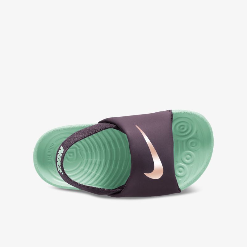 Bequeme Badesandale mit grünem Fußbett und schwarzem Riemen für optimalen Halt und Komfort.