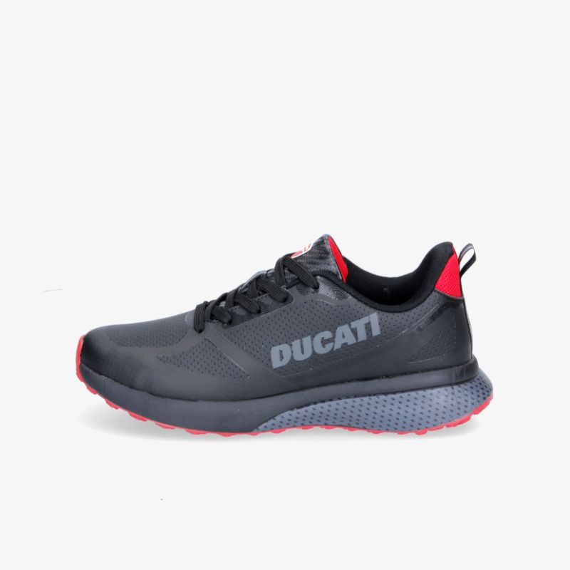 Moderner schwarzer Sportschuh mit rotem Akzent und griffiger Sohle für optimalen Komfort und Stil.