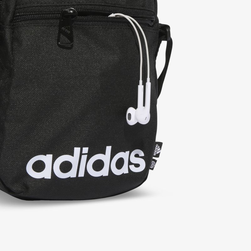 Stylischer schwarzer adidas Rucksack mit praktischem Reißverschluss und auffälligem Logo-Design.