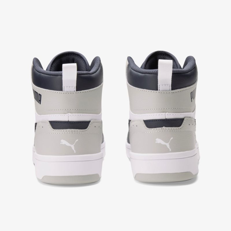Sportliche High-Top-Sneaker in Grau und Schwarz mit gepolstertem Kragen und klassischem Look, hintenansicht.