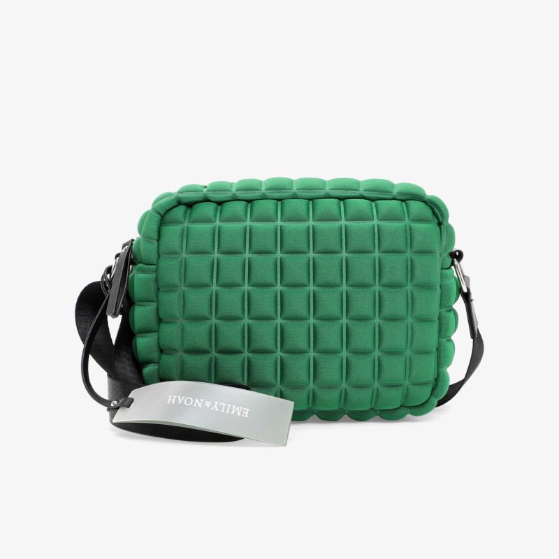 Stylische grüne Umhängetasche mit gesteppter Oberfläche und modernem Design, ideal für modische Outfits.