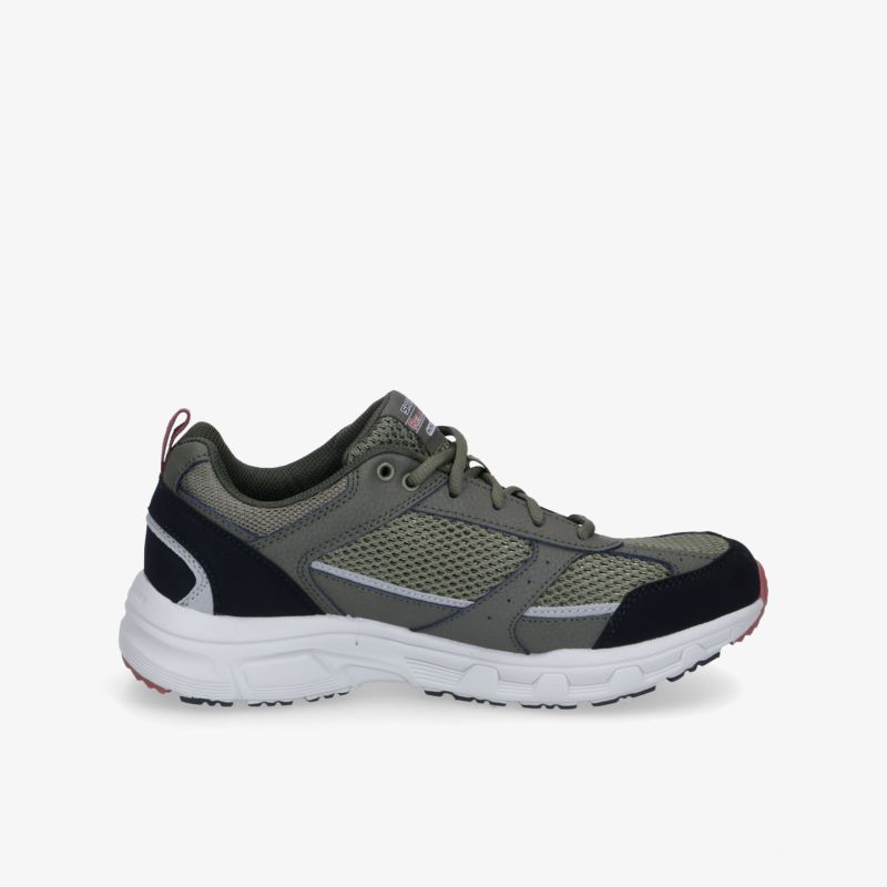 Sportlicher Schuh in Grün und Schwarz mit stabiler Sohle und atmungsaktivem Mesh für optimalen Komfort.