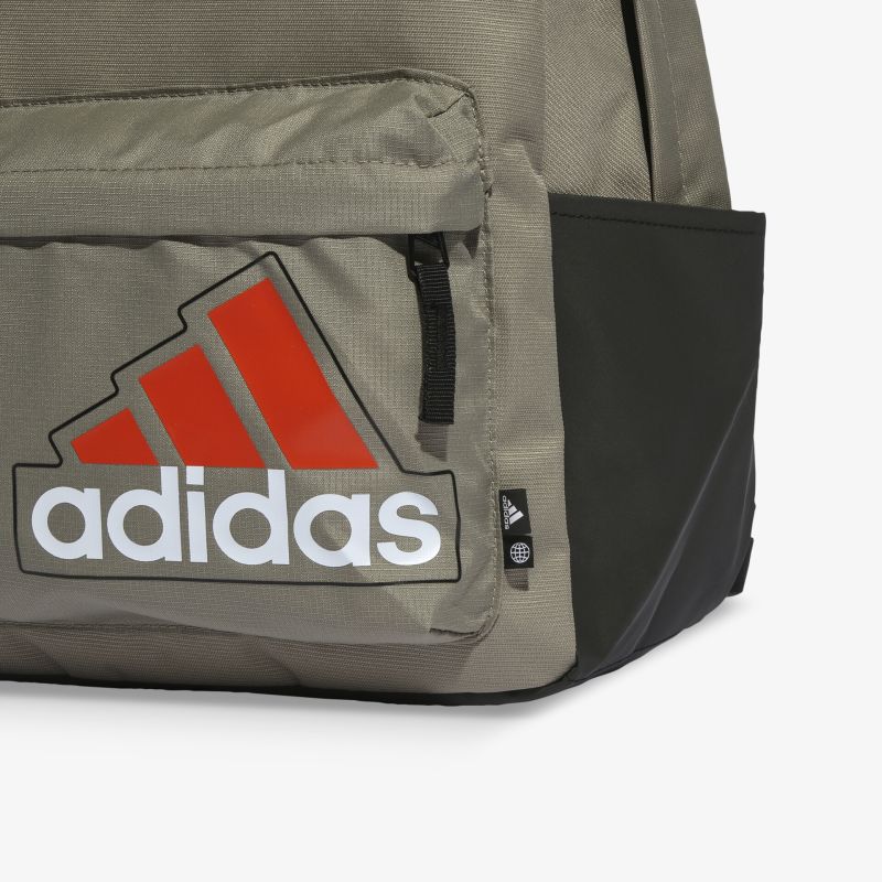 Robuster adidas Rucksack in Beige mit praktischen Fächern, ideal für vielseitigen Einsatz und hohen Komfort.