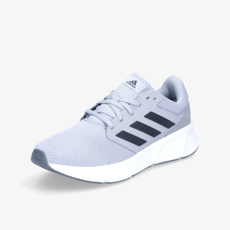 Moderner Laufschuh in Grau mit schwarzem Streifen-Design und weißer Sohle, ideal für Sport und Freizeit.