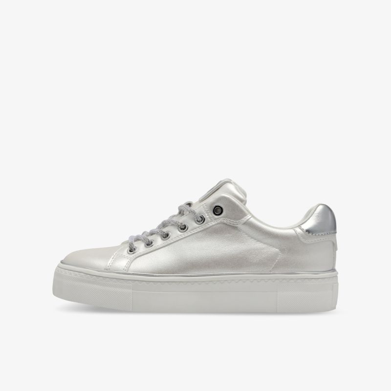 Silberner Sneaker aus Leder mit Schnürsenkeln und rutschfester Sohle, sportlich und bequem